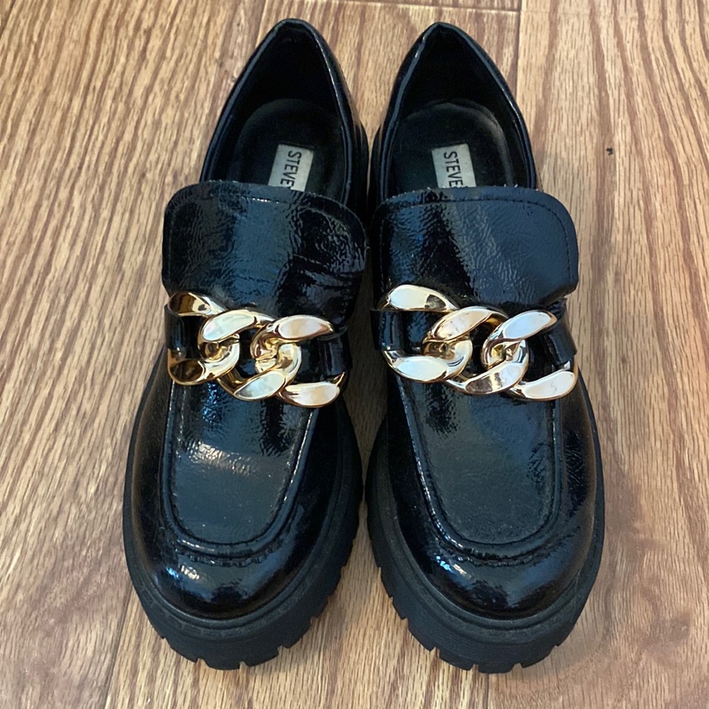 Patent leather platform Steve Madden loafers with gold chain. Amazing condition.